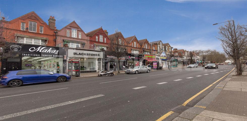 			Huge Two Bed Apartment !, 2 Bedroom, 1 bath, 1 reception Flat			 Green lanes, Turnpike Lane, N8